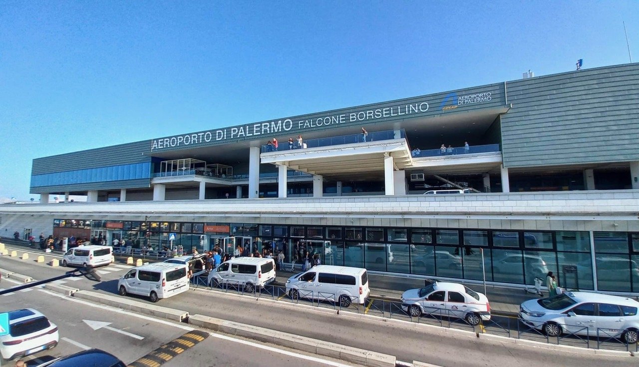 https://www.tp24.it/immagini_articoli/23-04-2026/1776940832-0-aeroporto-di-palermo-attesi-340-mila-passeggeri-per-il-ponte-25-aprile-1-maggio.jpg