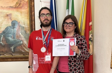 https://www.tp24.it/immagini_articoli/23-04-2026/trapani-studente-del-leonardo-da-vinci-alle-olimpiadi-di-cybersicurezza-bronzo-per-francesco-fortunato-250.jpg