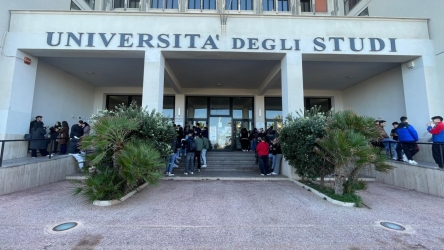 https://www.tp24.it/immagini_articoli/23-04-2026/universita-prestiti-fino-a-10-mila-euro-per-gli-studenti-siciliani-250.jpg