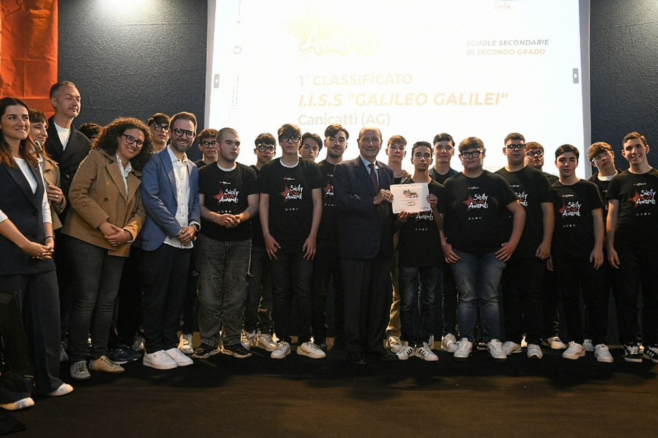 https://www.tp24.it/immagini_articoli/23-05-2026/1779537784-0-ue-schifani-premia-gli-studenti-siciliani-cosi-i-fondi-europei-diventano-opportunita.jpg