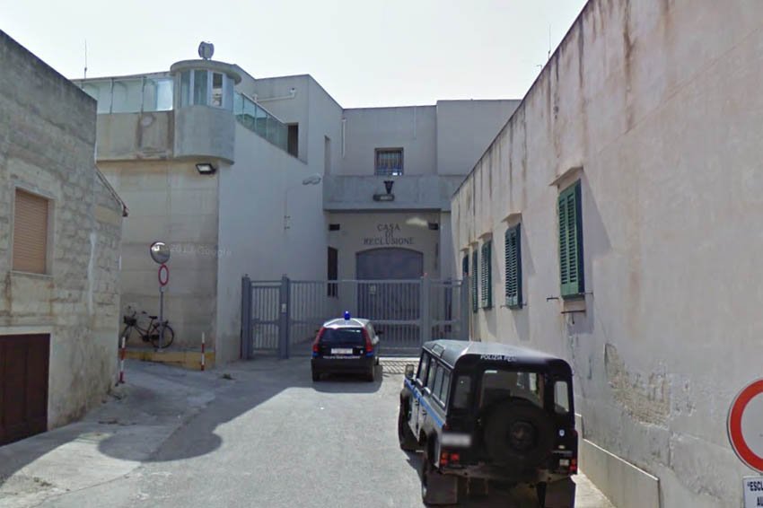 https://www.tp24.it/immagini_articoli/23-06-2026/1782193786-0-favignana-nuova-tensione-in-carcere-detenuto-insulta-e-sputa-contro-un-agente.jpg