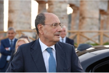 https://www.tp24.it/immagini_articoli/23-06-2026/schifani-alle-prese-con-la-manovra-d-estate-400-milioni-non-bastano-250.jpg