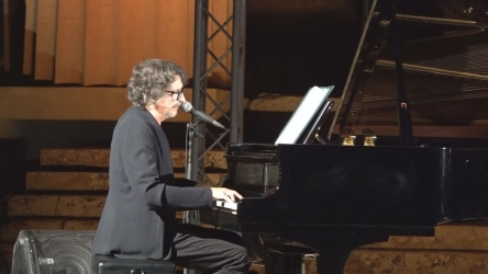 https://www.tp24.it/immagini_articoli/23-06-2026/sergio-cammariere-ha-aperto-a-selinunte-il-festival-del-mare-e-del-gusto-250.jpg