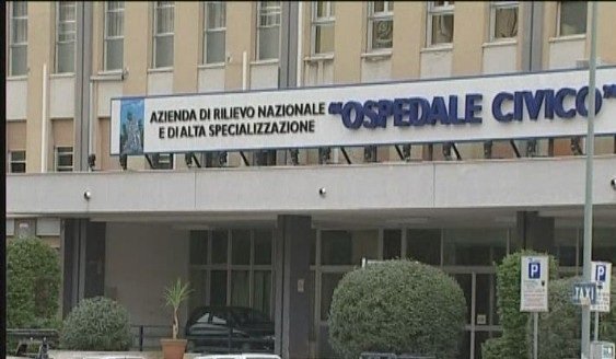 https://www.tp24.it/immagini_articoli/23-07-2026/1784804106-0-sicilia-sfida-le-fiamme-si-ustiona-e-mette-in-salvo-la-famiglia.jpg