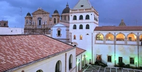 https://www.tp24.it/immagini_articoli/23-08-2026/marsala-il-complesso-san-pietro-e-bellissimo-ma-impossibile-da-visitare-con-questo-caldo-250.jpg