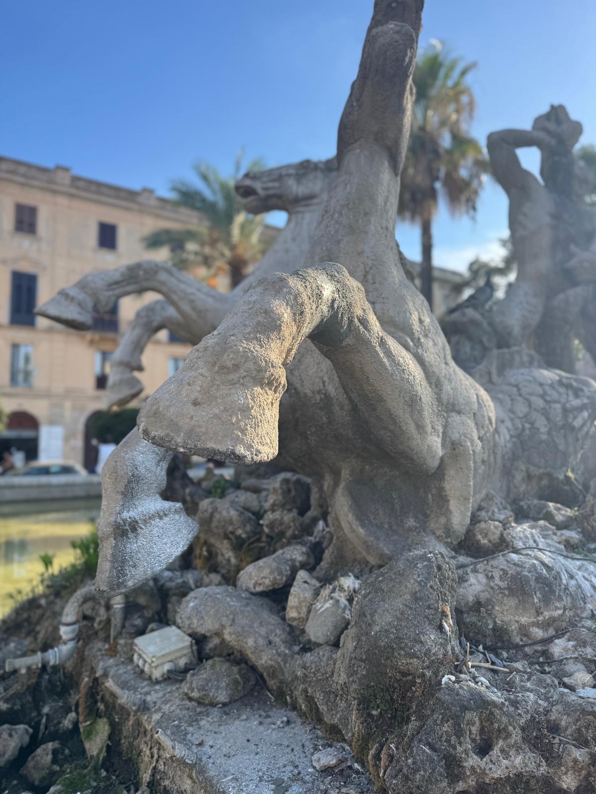 https://www.tp24.it/immagini_articoli/23-09-2025/1758619502-0-fontana-del-tritone-riparata-la-zampa-del-cavallo-danneggiata.jpg