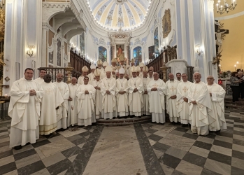 https://www.tp24.it/immagini_articoli/23-09-2026/i-vescovi-siciliani-a-lipari-monsignor-raspanti-i-giovani-importanti-per-la-tramissione-della-fede-250.jpg