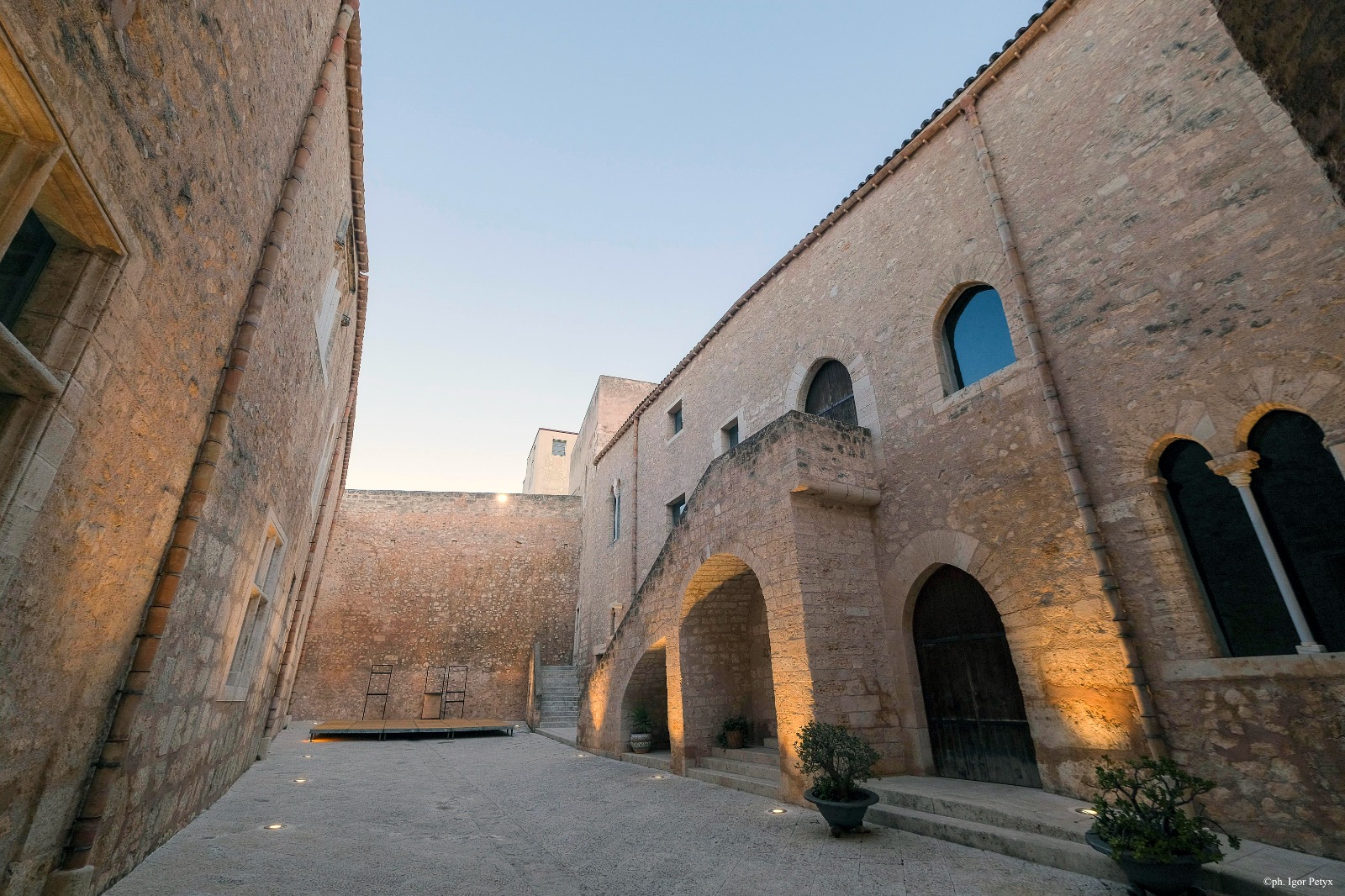 https://www.tp24.it/immagini_articoli/23-10-2025/1761223646-0-alcamo-si-inaugura-la-casa-del-vino-nel-castello-dei-conti-di-modica.jpg