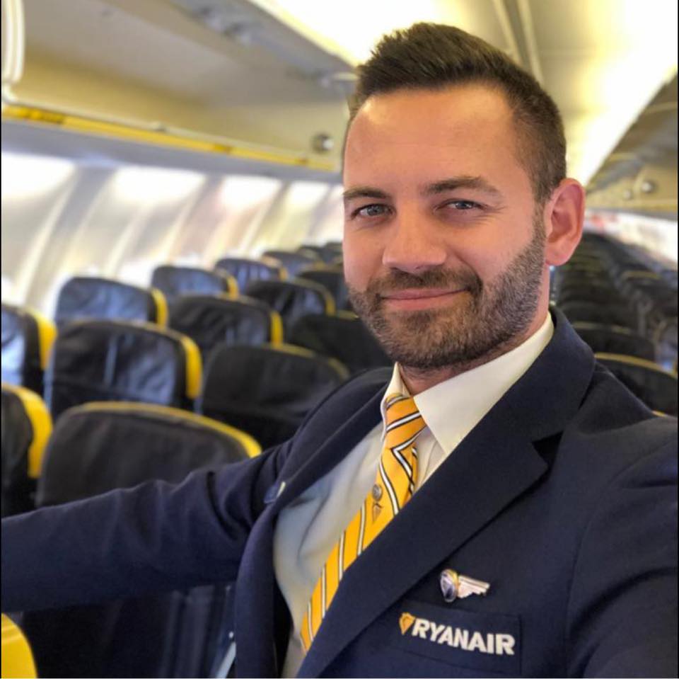 https://www.tp24.it/immagini_articoli/23-11-2025/1763892781-0-aeroporto-di-birgi-fabio-alba-nominato-cabin-service-superior-ryanair.jpg