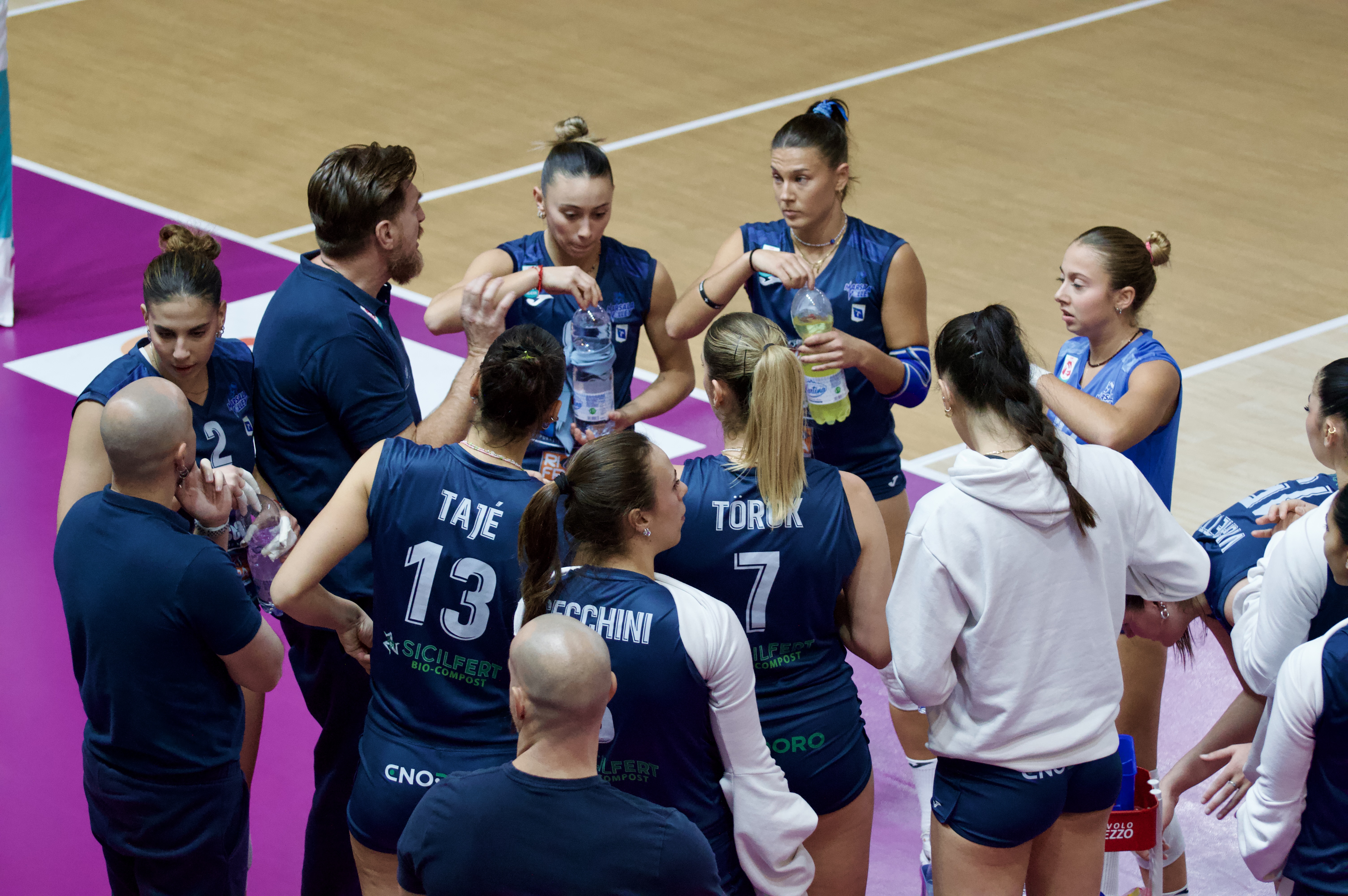 https://www.tp24.it/immagini_articoli/23-11-2025/1763926493-0-volley-rimonta-sfiorata-per-la-sigel-seap-marsala-concorezzo-vince-al-tie-break.jpg