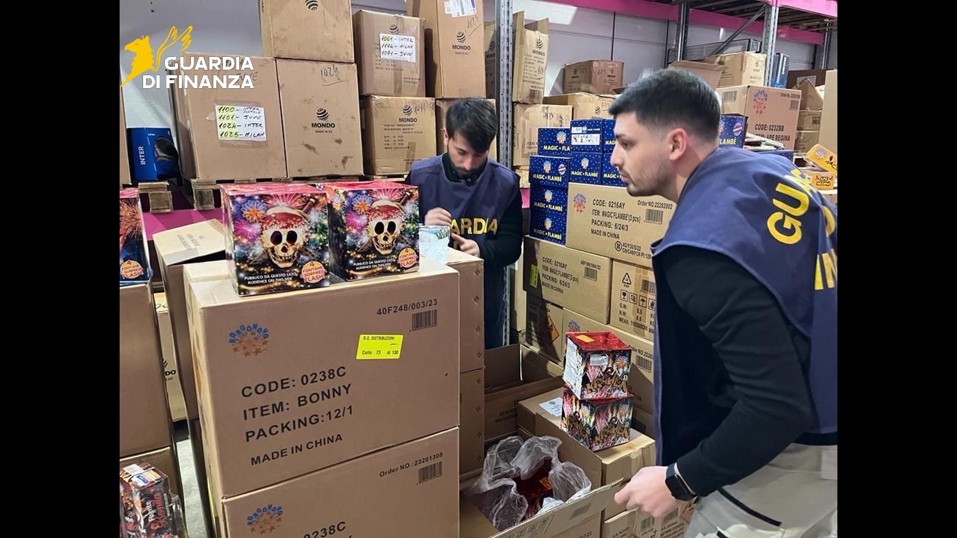 https://www.tp24.it/immagini_articoli/23-12-2025/1766474886-0-sicilia-maxi-sequestro-di-prodotti-natalizi-contraffatti-e-fuochi-illegali.jpg