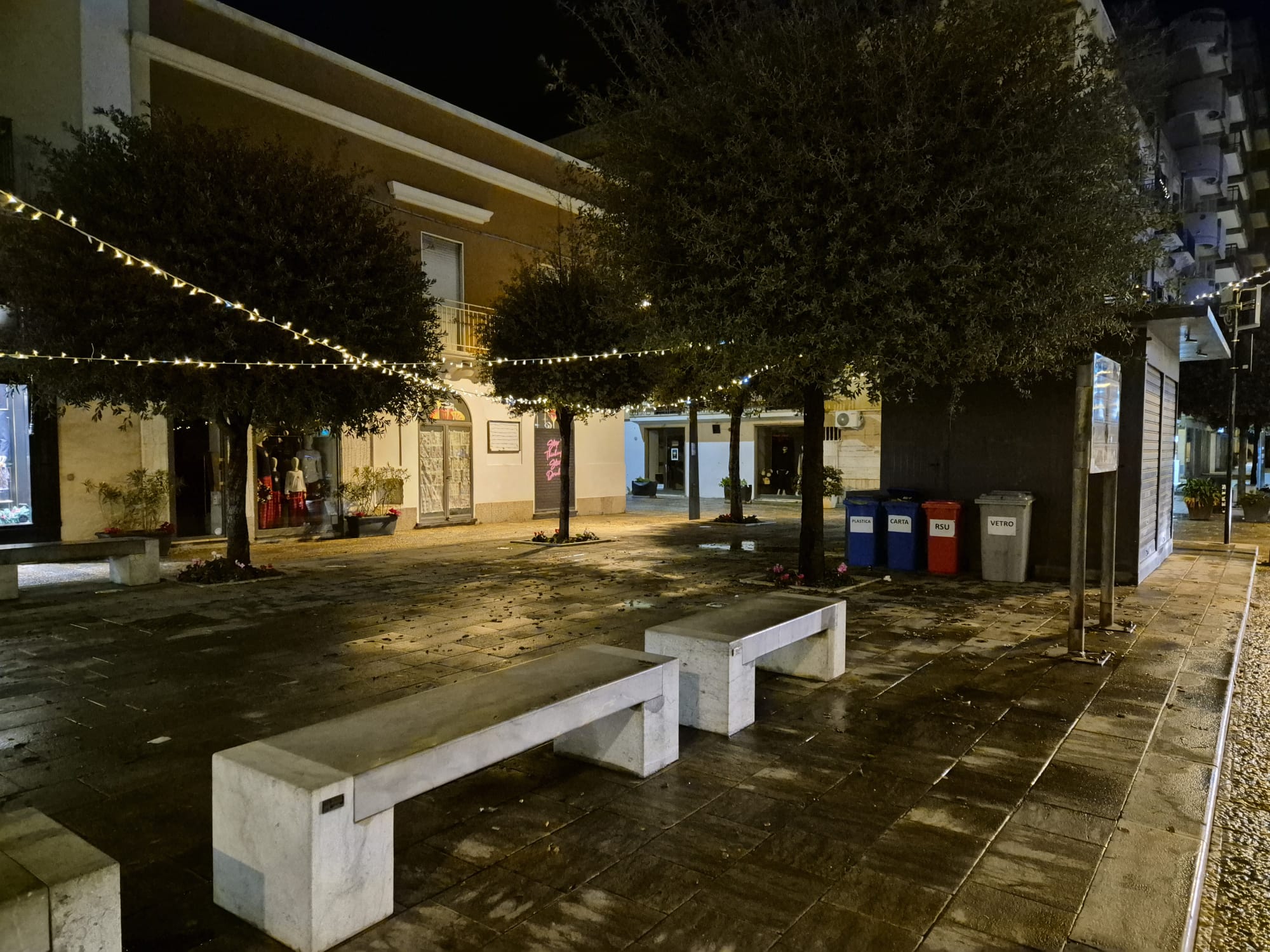 https://www.tp24.it/immagini_articoli/23-12-2025/1766526031-0-marsala-luminarie-natalizie-ovunque-tranne-a-porta-mazara.jpg