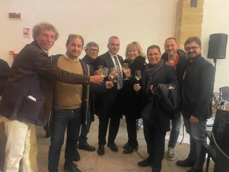 https://www.tp24.it/immagini_articoli/23-12-2025/marsala-il-centrodestra-al-bivio-fratelli-d-italia-verso-fici-sturiano-che-fa-250.jpg