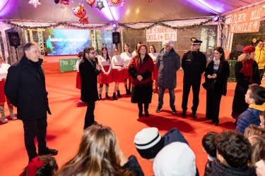 https://www.tp24.it/immagini_articoli/23-12-2025/natale-alle-egadi-inaugurati-i-villaggi-di-babbo-natale-250.jpg