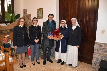 https://www.tp24.it/immagini_articoli/23-12-2025/trapani-la-polizia-di-stato-dona-pacchi-alimentari-alla-comunita-serve-di-gesu-povero-250.jpg