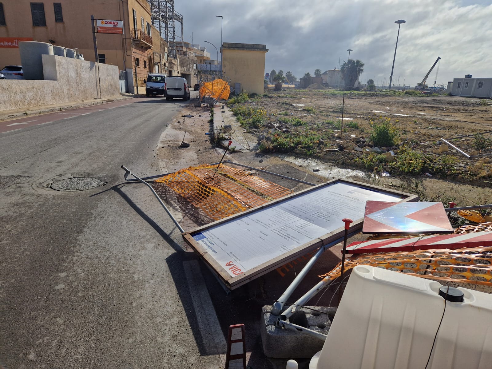 https://www.tp24.it/immagini_articoli/24-01-2025/1737713885-0-marsala-auto-abbattono-le-transenne-del-cantiere-del-lungomare.jpg