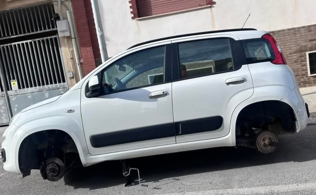 https://www.tp24.it/immagini_articoli/24-03-2025/1742804206-0-marsala-rubate-le-ruote-ad-una-panda-parcheggiata-in-via-delle-sirene.jpg