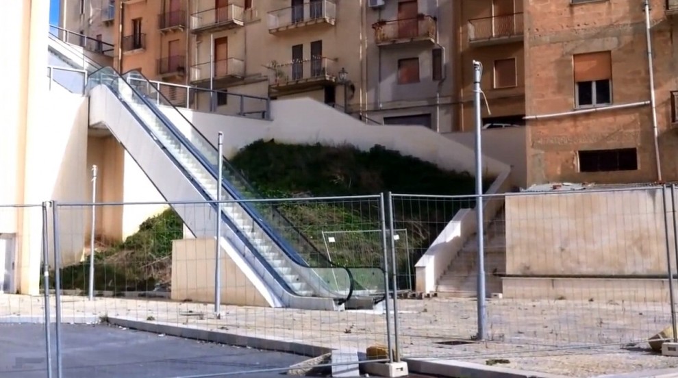 https://www.tp24.it/immagini_articoli/24-06-2025/1750721890-0-salemi-le-scale-mobili-che-non-si-muovono-ancora-metafora-di-una-sicilia-in-perenne-attesa.jpg