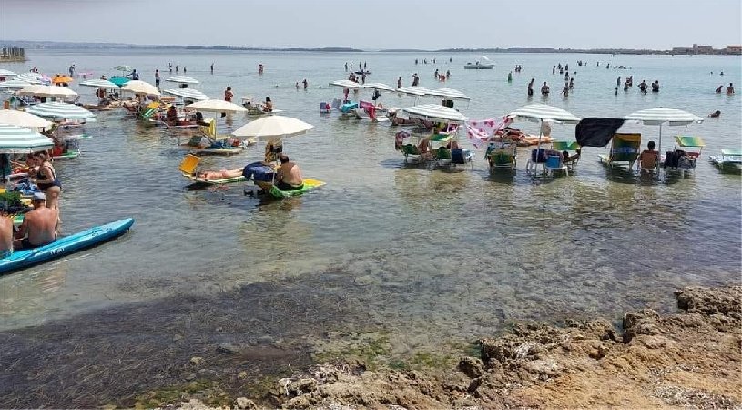 https://www.tp24.it/immagini_articoli/24-06-2026/1782283522-0-stagnone-di-marsala-a-san-teodoro-ombrelloni-piantati-in-mare-con-una-trivella-a-batteria.jpg