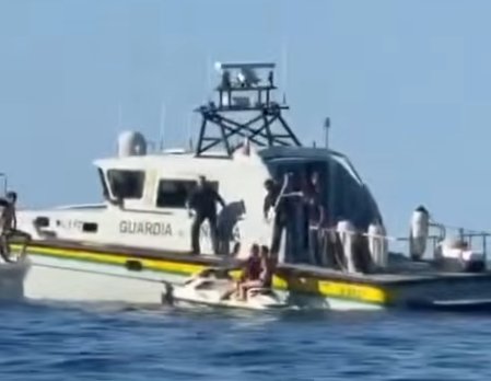 https://www.tp24.it/immagini_articoli/24-06-2026/1782296803-0-sicilia-cercano-di-assaltare-in-mare-la-guardia-di-finanza-il-video.jpg
