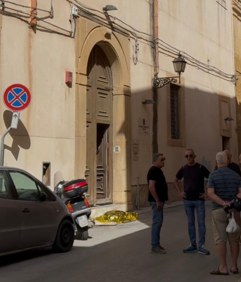 https://www.tp24.it/immagini_articoli/24-07-2025/1753344774-0-marsala-tragedia-in-centro-anziano-rincorre-il-ladro-della-sua-bici-e-muore.jpg