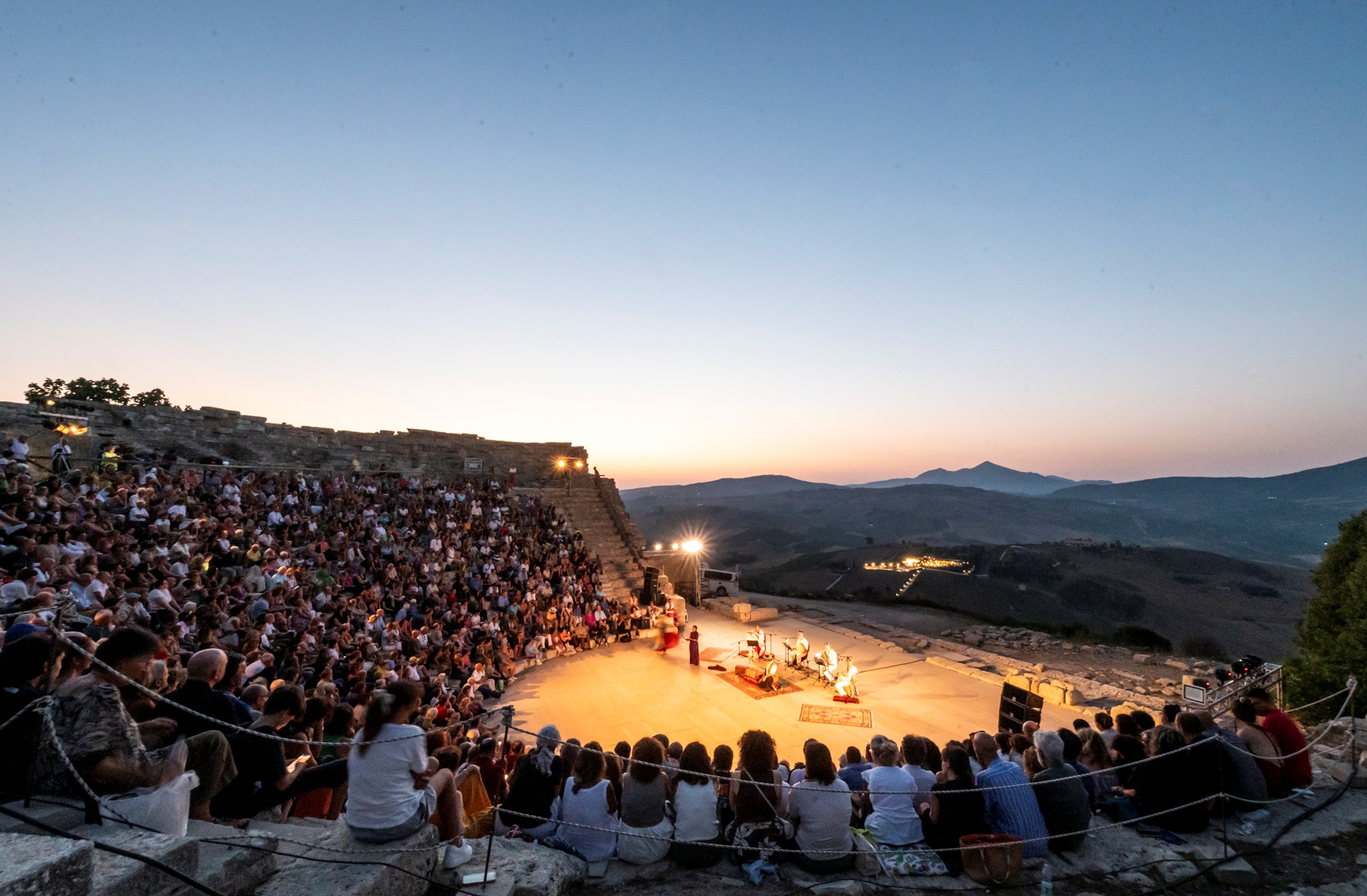 https://www.tp24.it/immagini_articoli/24-07-2025/1753350690-0-al-via-il-segesta-teatro-festival-con-finardi-musella-e-le-eroine-greche-di-morante.jpg