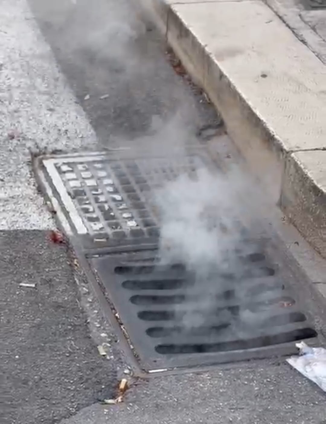 https://www.tp24.it/immagini_articoli/24-07-2025/1753358062-0-trapani-fumo-da-un-tombino-in-via-vespri-una-cicca-accesa-e-il-caldo-fanno-il-resto.jpg