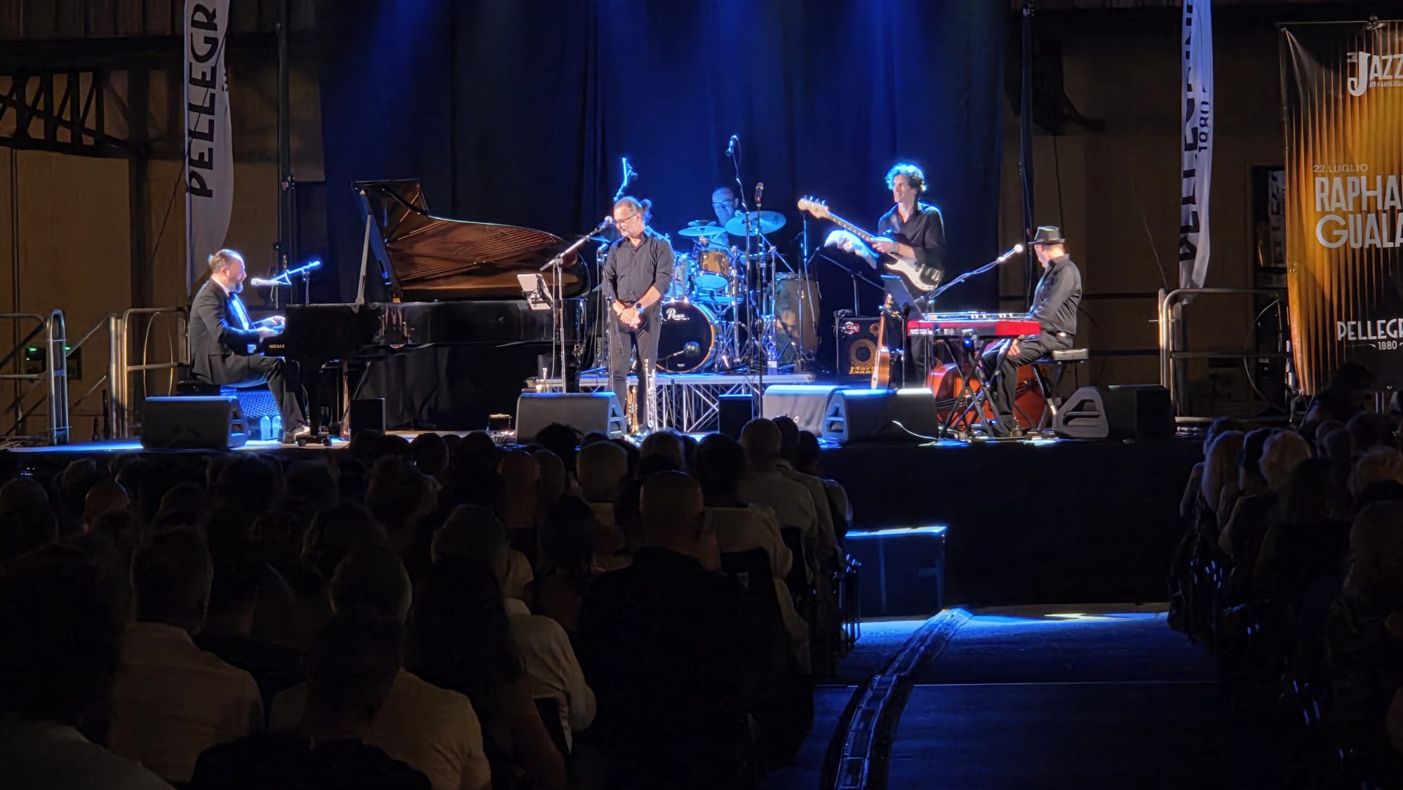 https://www.tp24.it/immagini_articoli/24-07-2026/1784876759-0-raphael-gualazzi-sold-out-alle-cantine-pellegrino-oltre-700-spettatori.jpg