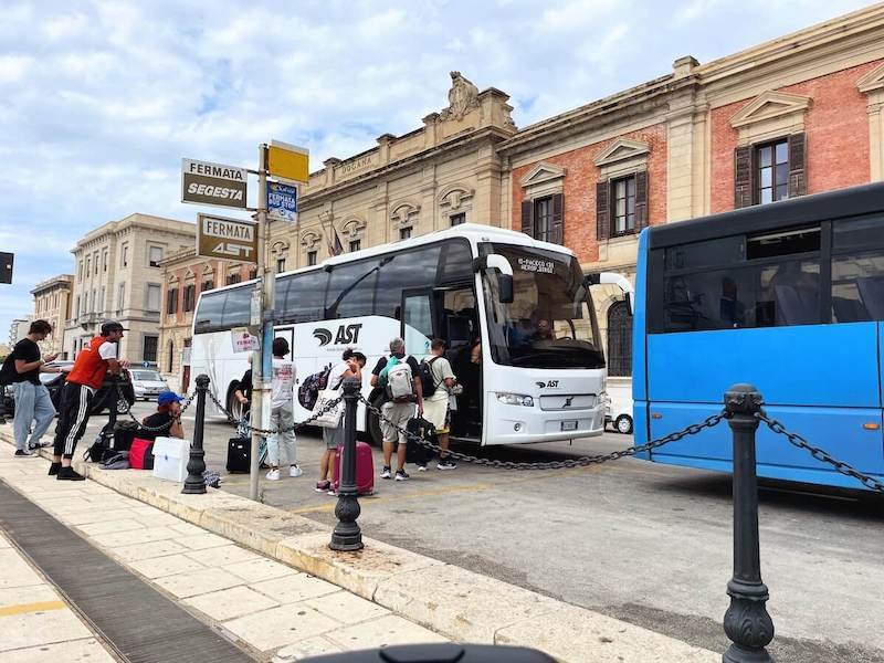 https://www.tp24.it/immagini_articoli/24-07-2026/1784902702-0-trapani-la-segnalazione-basta-un-autobus-e-la-marina-va-in-tilt.jpg