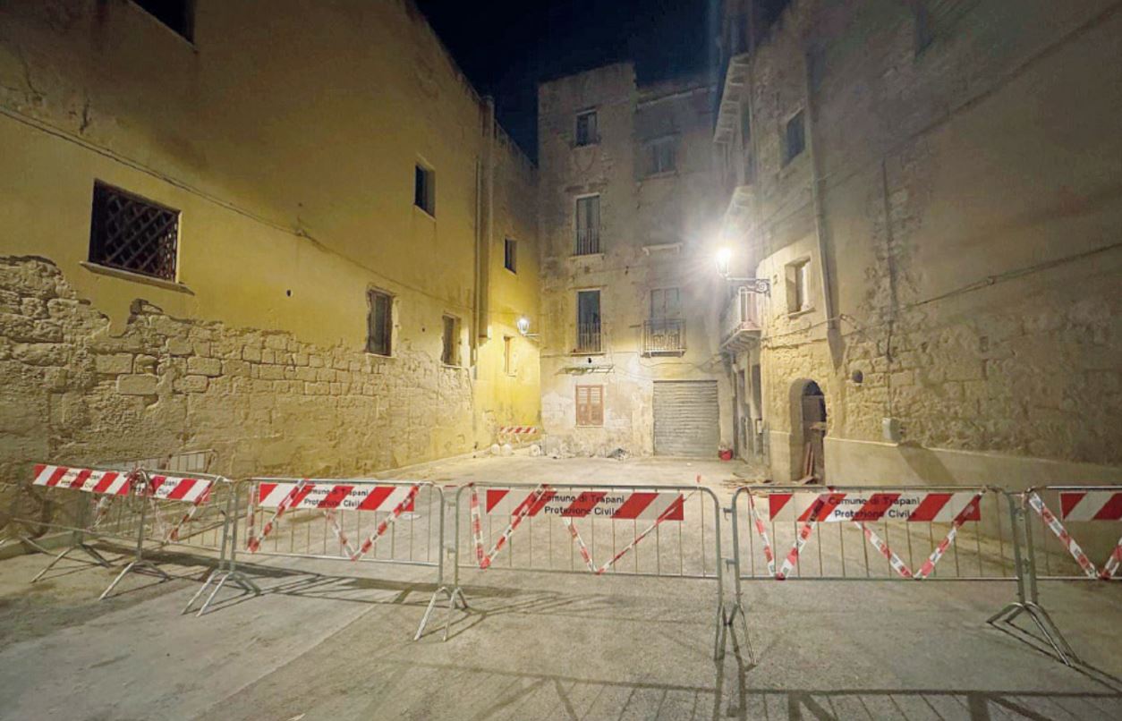 https://www.tp24.it/immagini_articoli/24-08-2025/1756056071-0-trapani-dopo-17-anni-sara-demolito-l-immobile-pericolante-di-vicolo-sardo.jpg