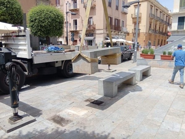 https://www.tp24.it/immagini_articoli/24-08-2026/1787564443-0-marsala-a-porta-mazara-prima-via-le-panchine-e-poi-il-progetto-la-rigenerazione-al-contrario.jpg