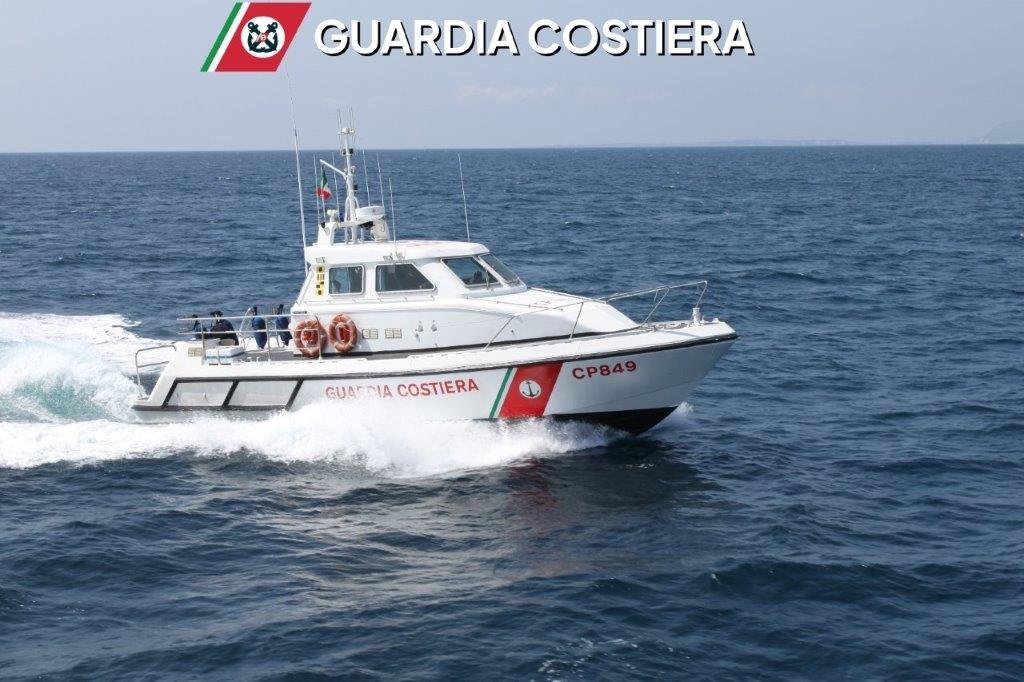 https://www.tp24.it/immagini_articoli/24-08-2026/1787570479-0-affonda-una-barca-a-castellammare-paura-per-cinque-persone-a-bordo.jpg