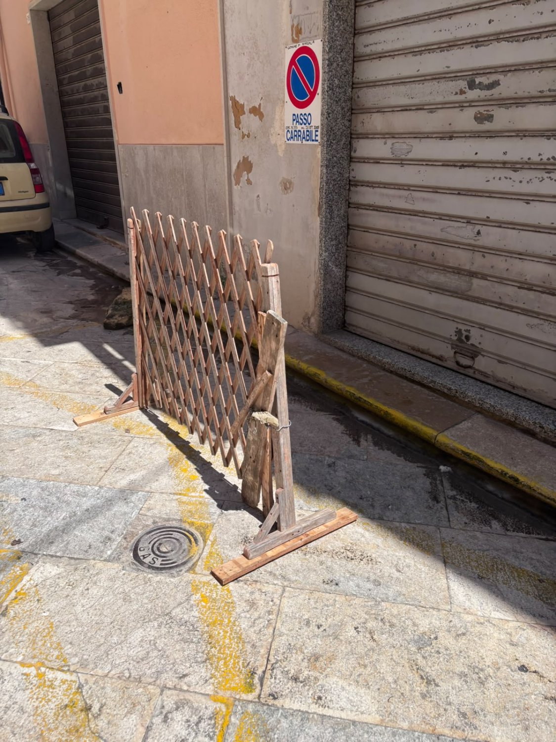 https://www.tp24.it/immagini_articoli/24-08-2026/1787572825-0-marsala-ecco-come-viene-segnalato-il-passo-carrabile-in-via-calogero-isgro.jpg