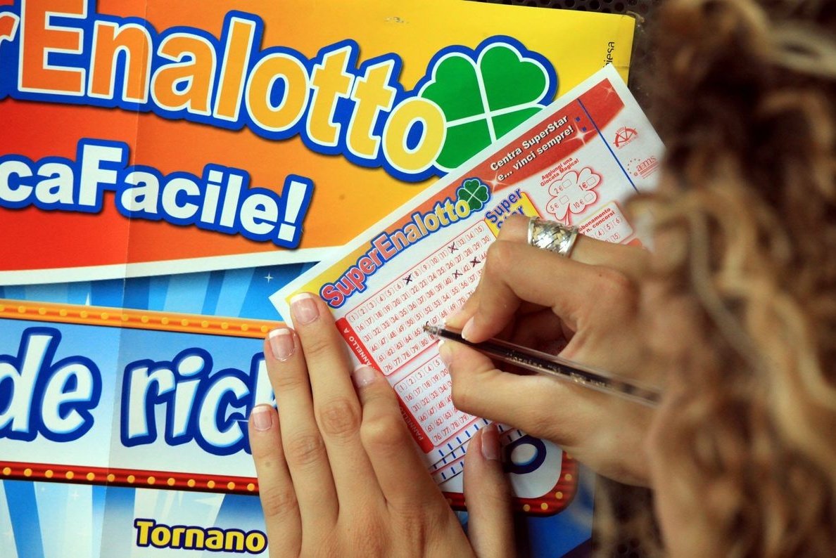https://www.tp24.it/immagini_articoli/24-08-2026/1787586342-0-sicilia-vinto-un-5-al-superenalotto.jpg