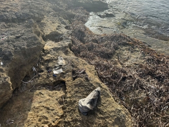 https://www.tp24.it/immagini_articoli/24-08-2026/petrosino-la-sacca-di-un-aspirapolvere-in-mare-a-biscione-e-l-incivilta-senza-limiti-250.jpg