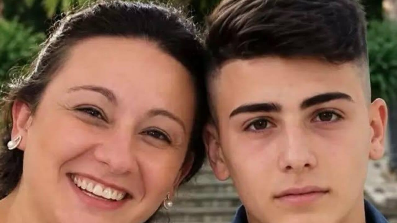 https://www.tp24.it/immagini_articoli/24-09-2026/1790262645-0-partinico-si-ferma-per-l-ultimo-saluto-a-rosalia-e-al-figlio-vincenzo-morti-nella-cisterna.jpg