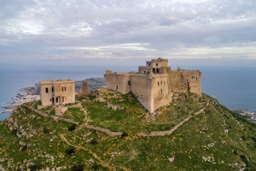 https://www.tp24.it/immagini_articoli/24-09-2026/favignana-il-vecchio-carcere-ai-privati-per-50-anni-ciminnisi-uno-schiaffo-alla-memoria-250.jpg