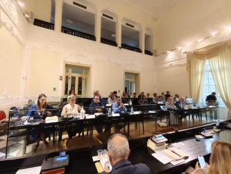 https://www.tp24.it/immagini_articoli/24-09-2026/trapani-terzo-round-sulle-decadenze-l-aula-esplode-e-il-voto-resta-ancora-fuori-dalla-porta-250.jpg