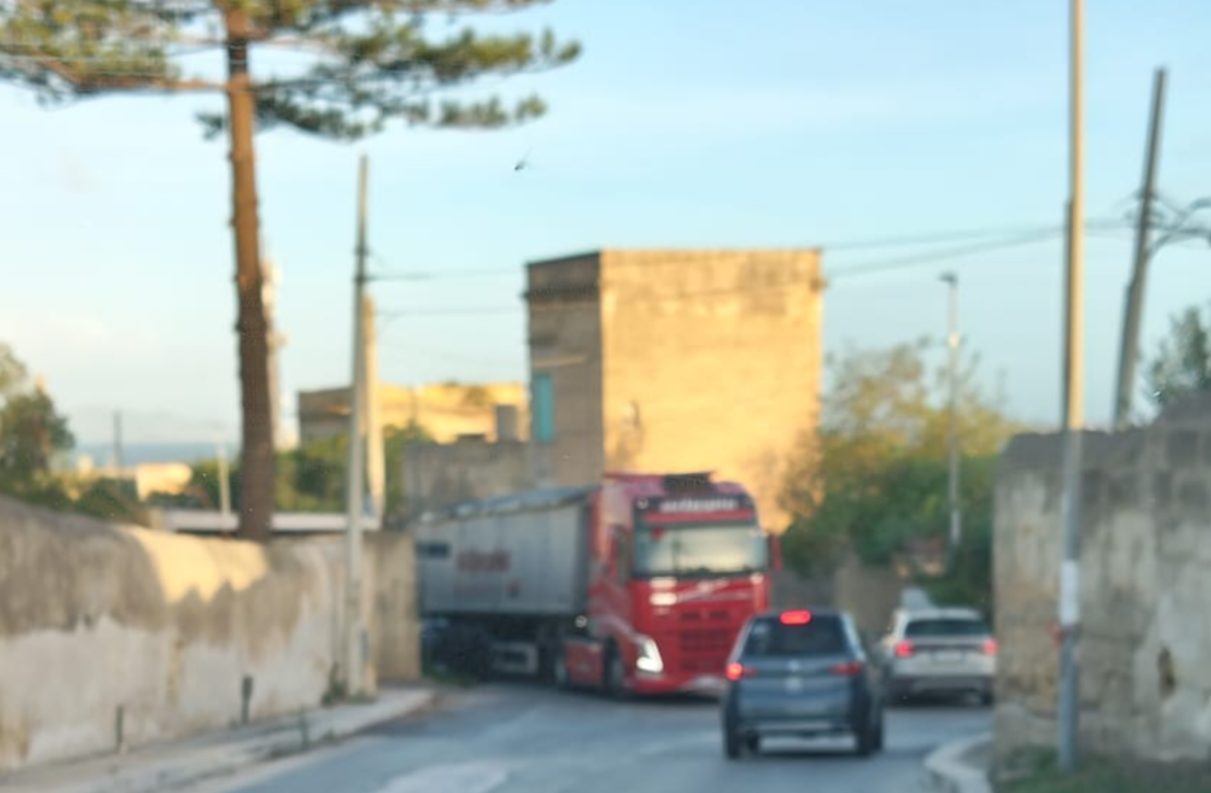 https://www.tp24.it/immagini_articoli/24-10-2025/1761293459-0-marsala-caos-per-la-chiusura-dello-scorrimento-veloce-tir-imbottigliati-in-via-trieste.png