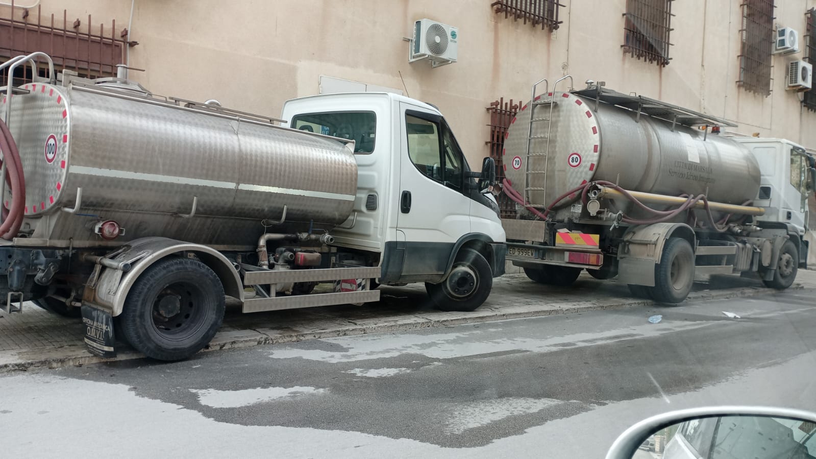 https://www.tp24.it/immagini_articoli/24-11-2025/1763995761-0-marsala-autobotti-del-comune-parcheggiate-sul-marciapiede-chi-controlla-i-controllori.jpg