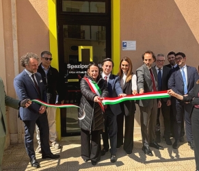 https://www.tp24.it/immagini_articoli/25-03-2026/marsala-inaugurato-lo-spazio-co-working-di-poste-italiane-per-aziende-e-professionisti-250.jpg