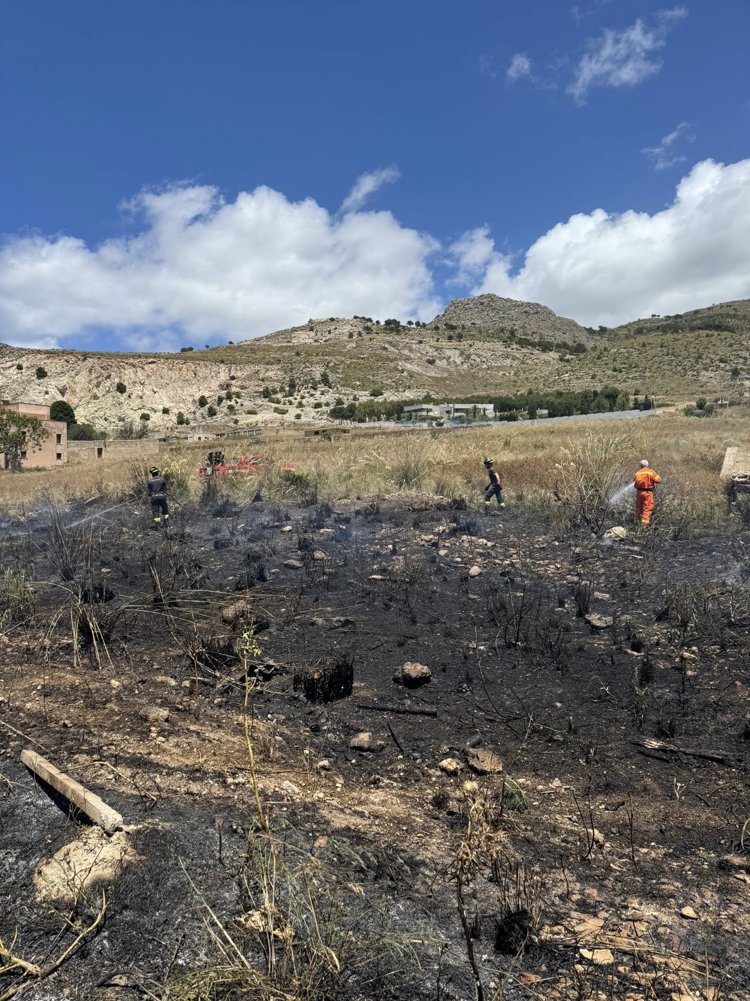 https://www.tp24.it/immagini_articoli/25-05-2025/1748177552-0-incendio-ai-piedi-del-monte-erice-bruciati-rifiuti-e-sterpaglie-dietro-l-ospedale.jpg