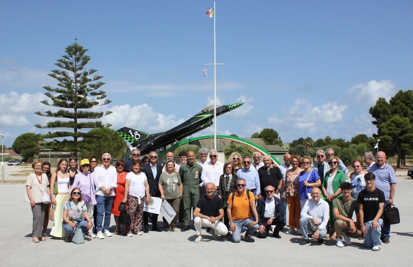 https://www.tp24.it/immagini_articoli/25-06-2025/1750865675-0-il-rotary-club-marsala-in-visita-al-37-deg-stormo-di-birgi.jpg