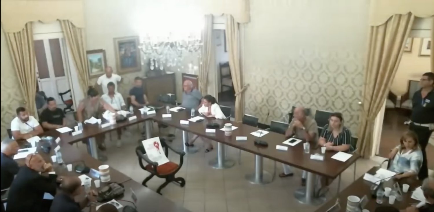 https://www.tp24.it/immagini_articoli/25-06-2026/1782376770-0-erice-fallisce-la-revoca-del-presidente-il-consiglio-salva-ruggero-messina.jpg