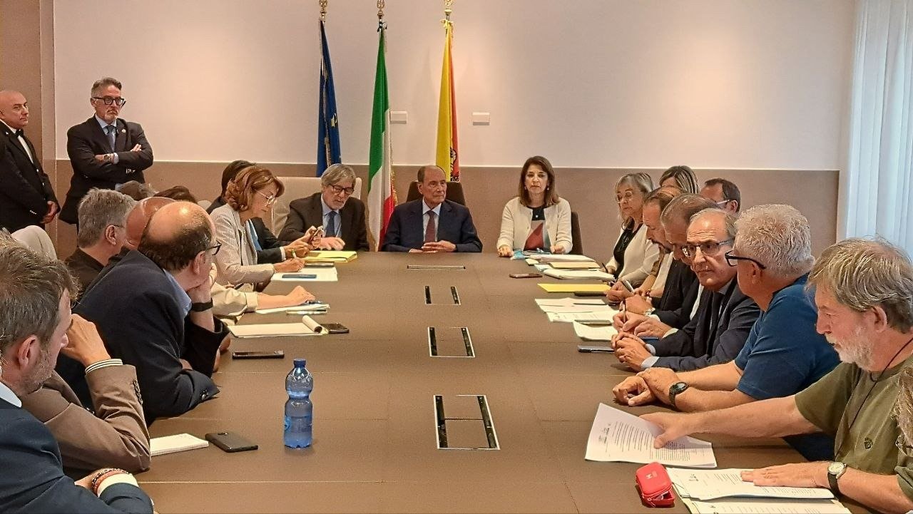 https://www.tp24.it/immagini_articoli/25-06-2026/1782379789-0-regionali-schifani-incontra-i-sindacati-pronte-le-direttive-per-il-nuovo-contratto-e-risorse-per-il-welfare.jpg