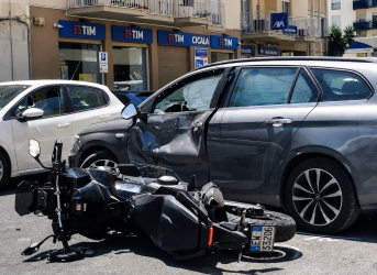 https://www.tp24.it/immagini_articoli/25-06-2026/trapani-incidente-in-via-conte-agostino-pepoli-scontro-tra-uno-scooter-e-un-auto-250.jpg