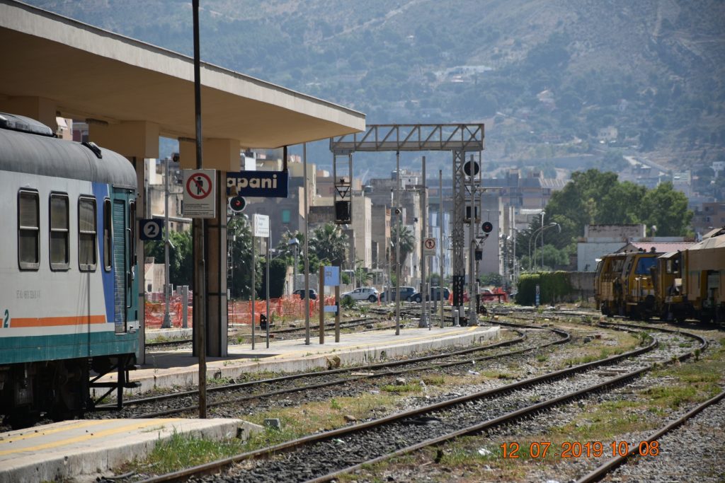https://www.tp24.it/immagini_articoli/25-07-2025/1753451590-0-quattro-treni-speciali-per-il-concerto-a-trapani-arico-cosi-evitiamo-il-caos.jpg