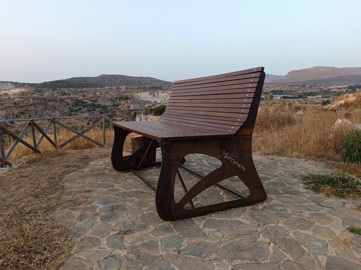 https://www.tp24.it/immagini_articoli/25-07-2026/1784962029-0-a-custonaci-c-e-la-panchina-gigante-panoramica-nel-parco-cerriolo.jpg
