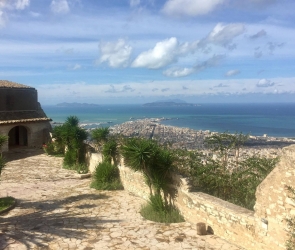 https://www.tp24.it/immagini_articoli/25-07-2026/erice-celebra-sant-anna-al-via-le-giornate-di-silenzio-preghiera-e-meditazione-250.jpg