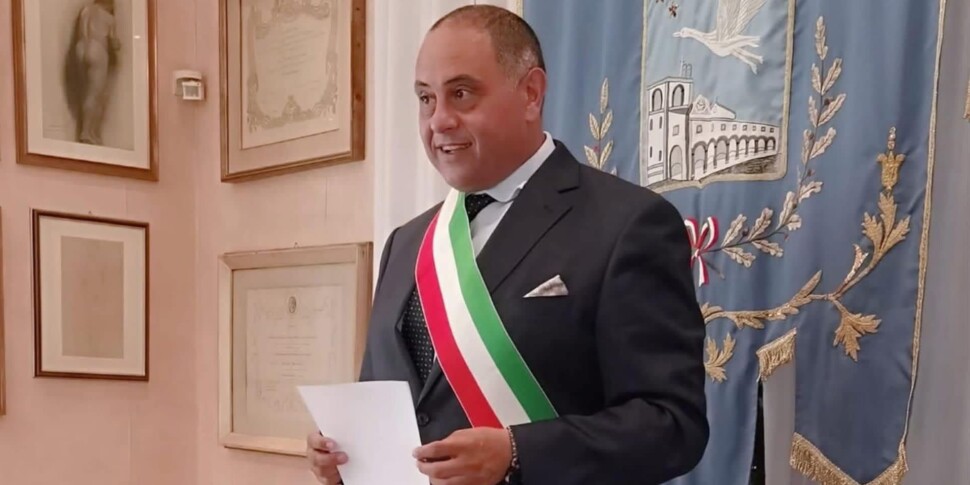 https://www.tp24.it/immagini_articoli/25-08-2025/1756137790-0-in-sicilia-un-consigliere-comunale-ha-preso-a-pugni-il-sindaco.jpg